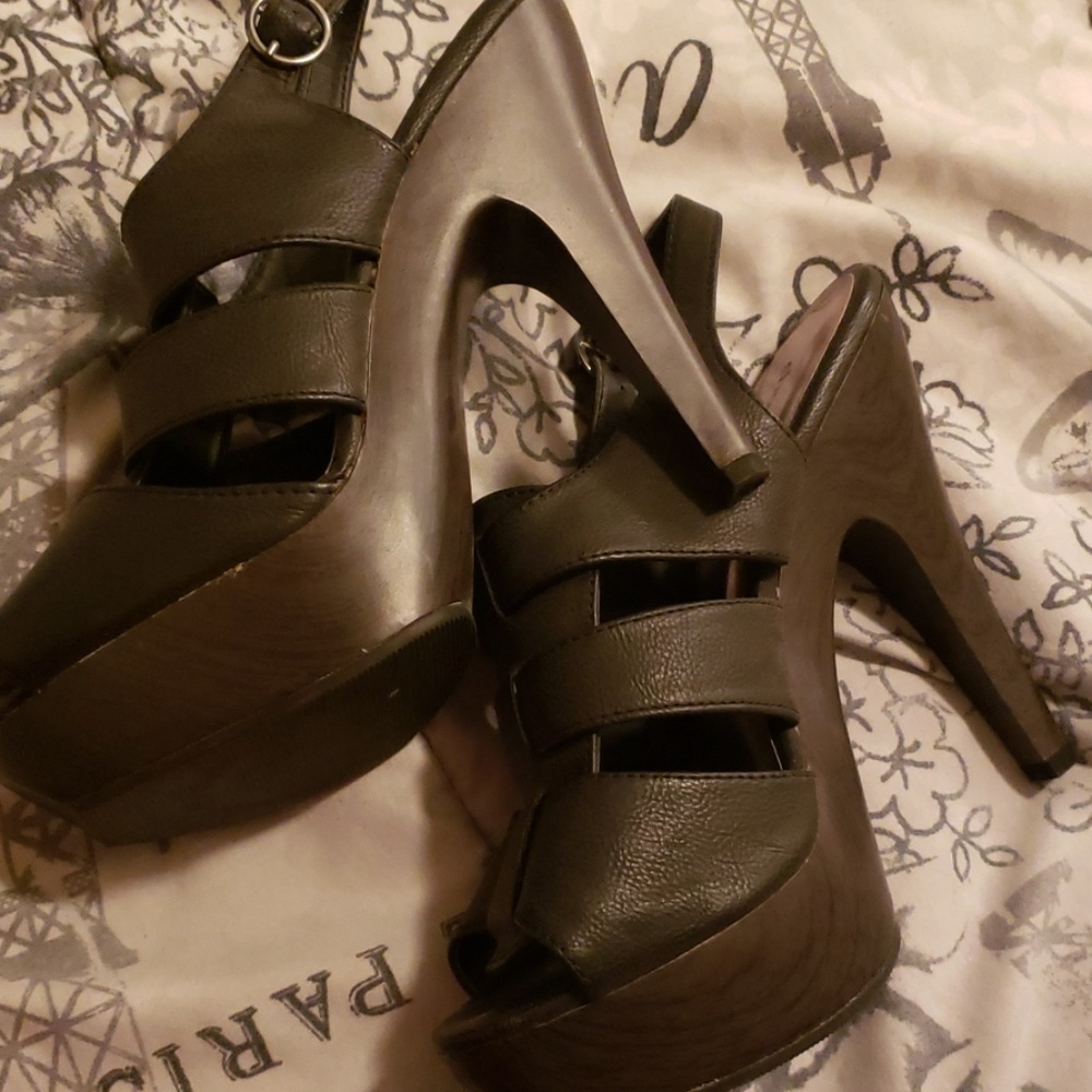 Heels - Picture 4 of 4